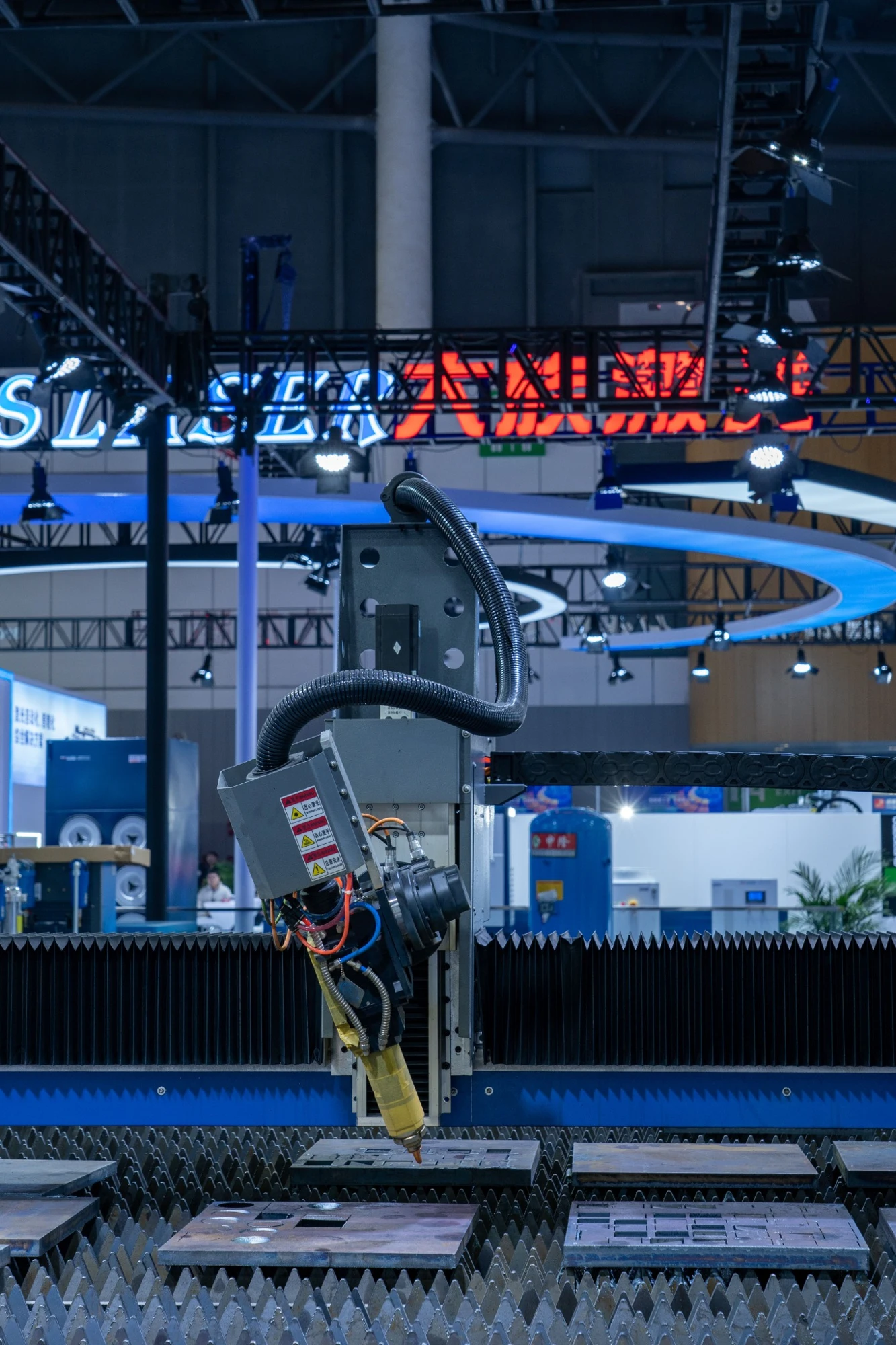 Laserschneidanlage auf einer Industriemesse